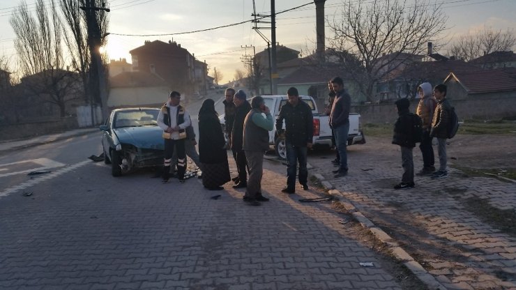 Konya'da Pikap İle Otomobil Çarpıştı: 2 Yaralı