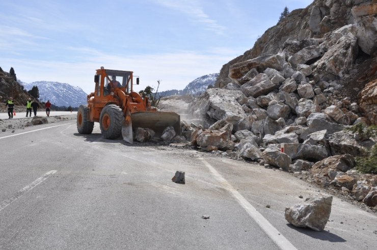 Yuvarlanan Kayalar, Konya-antalya Karayolunu Kapadı