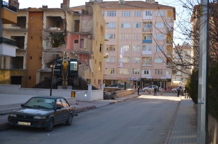 Konya'da Beş Kişinin Ölümüne Neden Olan Bina Yıkılıyor