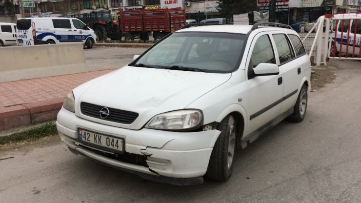 Konya'da Araç Durdurmak İçin Yola Çıkan Polise Otomobil Çarptı