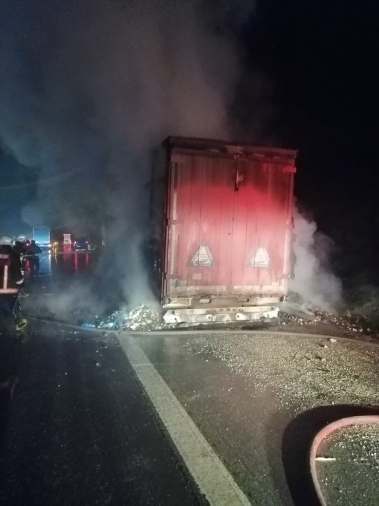 Karaman Plakalı Bisküvi Yüklü Tırın Dorsesi Mersin'de Yandı