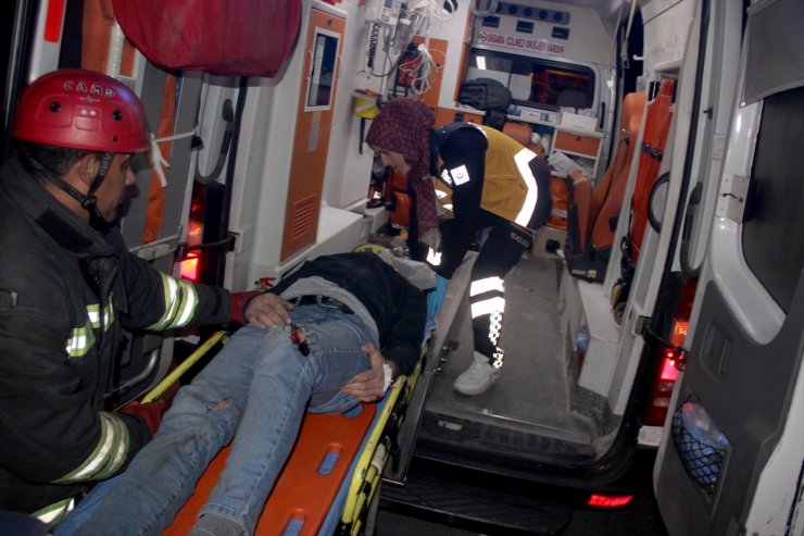 Konya'da Ağaca Çarpan Araçta Sıkışan Sürücüyü İtfaiye Kurtardı