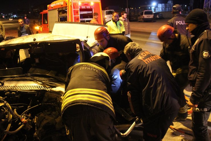 Konya'da Ağaca Çarpan Araçta Sıkışan Sürücüyü İtfaiye Kurtardı