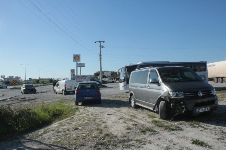 Antalya'da Minibüs İle Otomobil Çarpıştı