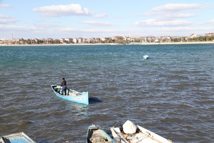 Konya Beyşehir'de Balıkçılar, Şiddetli Rüzgarda Batma Tehlikesi Olan Tekneleri İçin Seferber Oldu