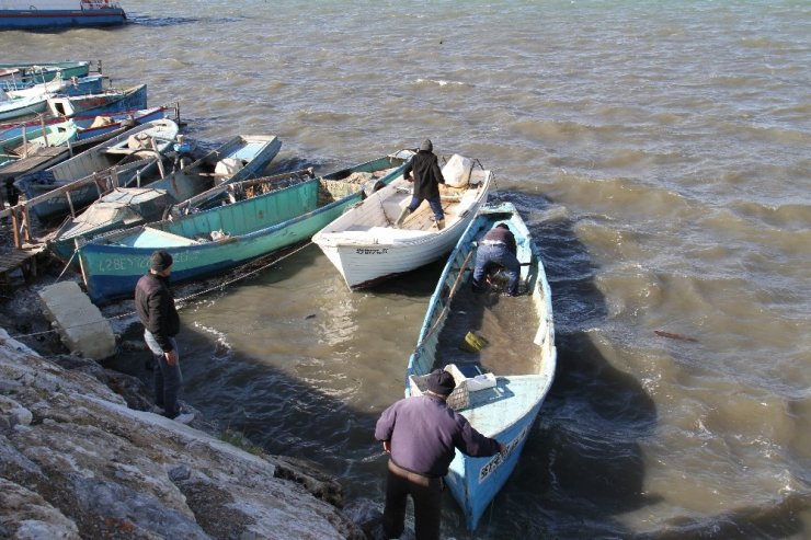 Konya Beyşehir'de Balıkçılar, Şiddetli Rüzgarda Batma Tehlikesi Olan Tekneleri İçin Seferber Oldu