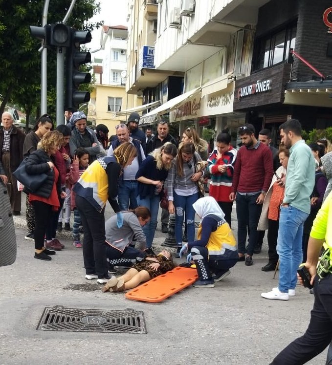 Antalya'da Otomobil Yayalara Çarptı: 2 Yaralı