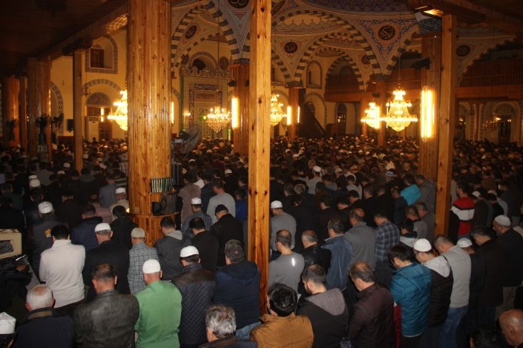 Konya'da Miraç Kandili’nde Vatandaşlar Mevlana’nın Türbesine Akın Etti