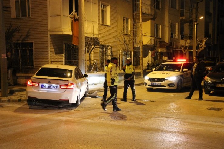 Karaman'da Otomobil Elektrik Direğine Çarptı