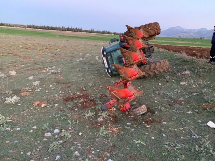 Karaman'da Devrilen Traktörde İki Kardeş Ölümden Döndü