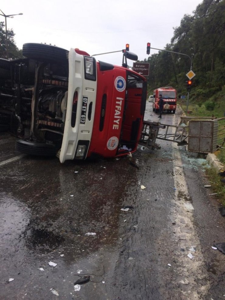 Antalya’da İtfaiye Ekipleri Kaza Yaptı: 3 Yaralı