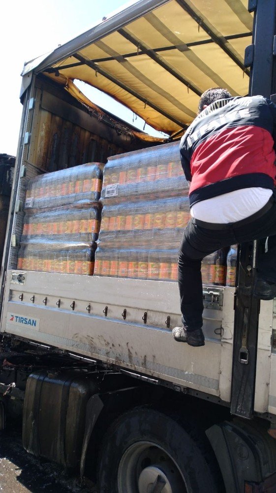Mersin'de Çay Yüklü TIR Yandı
