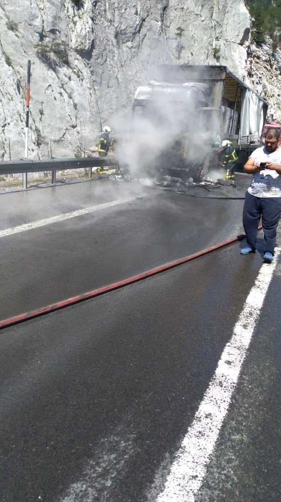 Mersin'de Çay Yüklü TIR Yandı