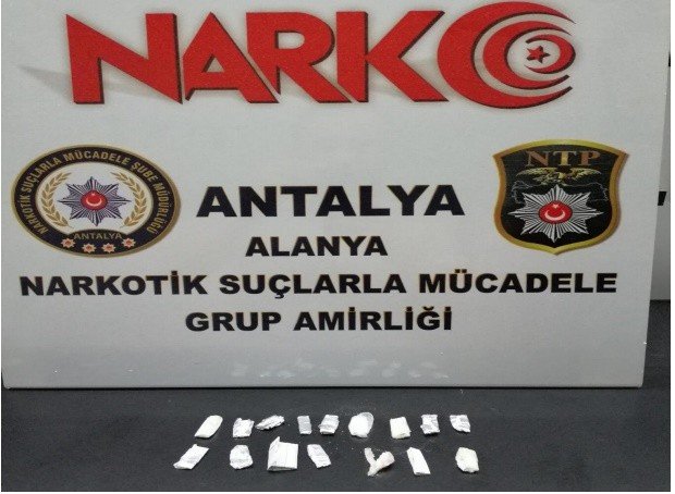 Antalya'da 2 Ayrı Otomobilde Uyuşturucu Operasyonu