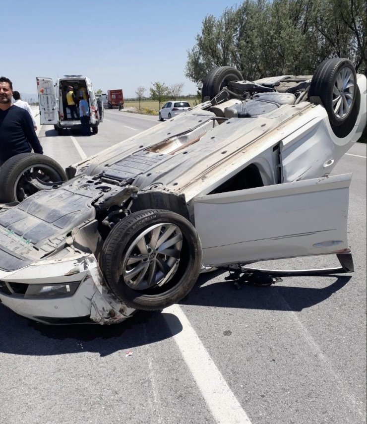 Konya’da Tıra Çarpan Otomobil Takla Attı: 3 Yaralı