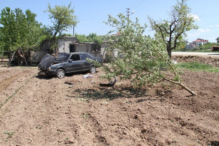 Konya'da Ağaca Çarpan Otomobil Devrildi: 3 Yaralı