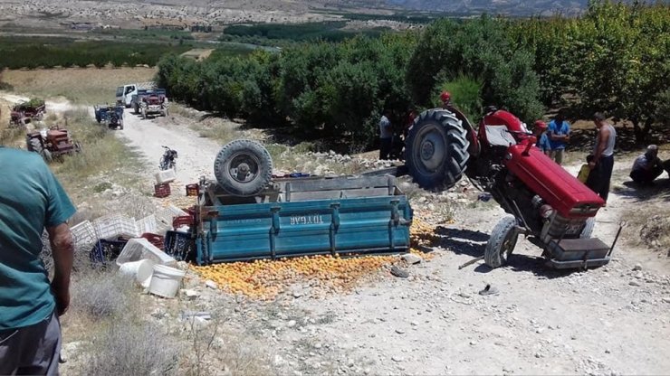 Mut'ta Traktör Römorku Devrildi: 1 Ölü, 9 Yaralı