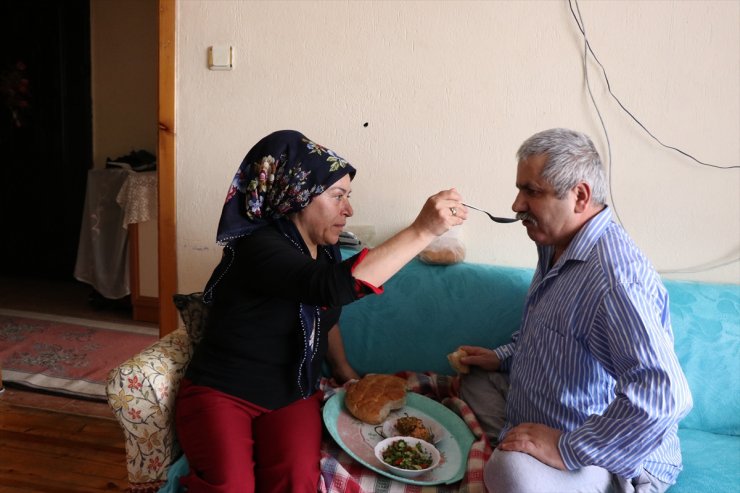 Niğde'de Kas Hastası Eşine 6 Yıldır Özveriyle Bakıyor
