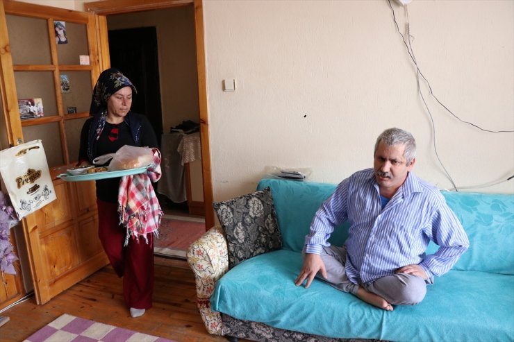 Niğde'de Kas Hastası Eşine 6 Yıldır Özveriyle Bakıyor