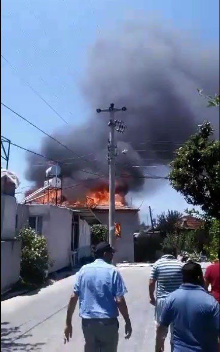 Antalya'da Çatı Yangını Evi Kül Etti