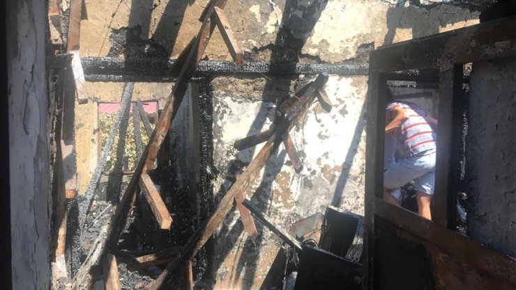Antalya'da Çatı Yangını Evi Kül Etti