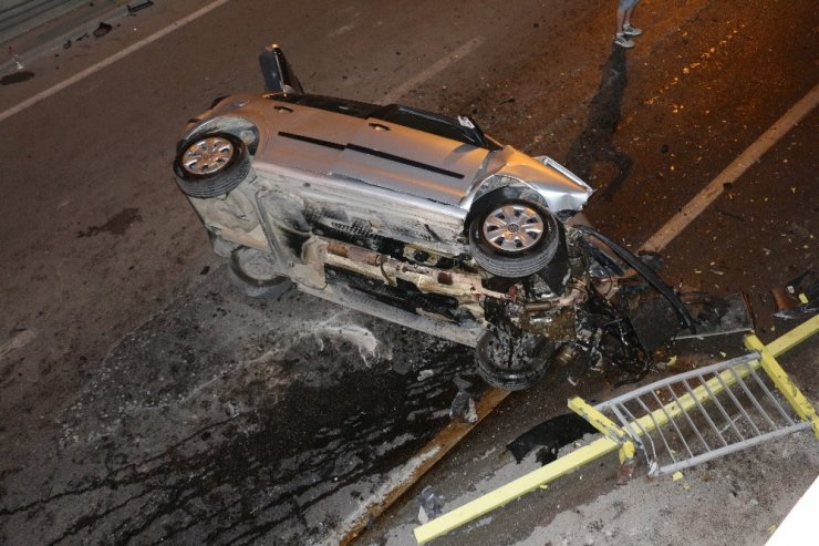 Otomobil Alt Geçide Düştü: 3 Yaralı