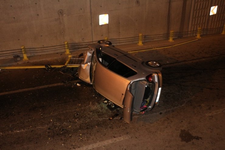 Otomobil Alt Geçide Düştü: 3 Yaralı