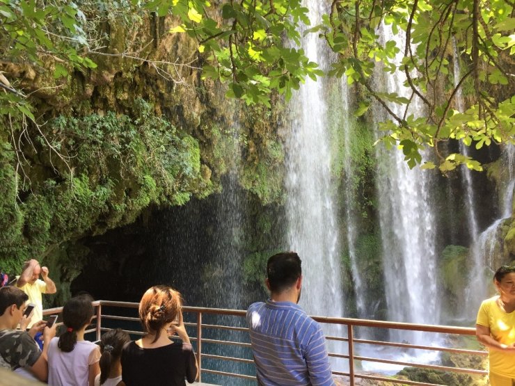 Doğa Harikası Şelale Ziyaretçi Akınına Uğruyor