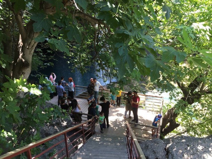 Doğa Harikası Şelale Ziyaretçi Akınına Uğruyor