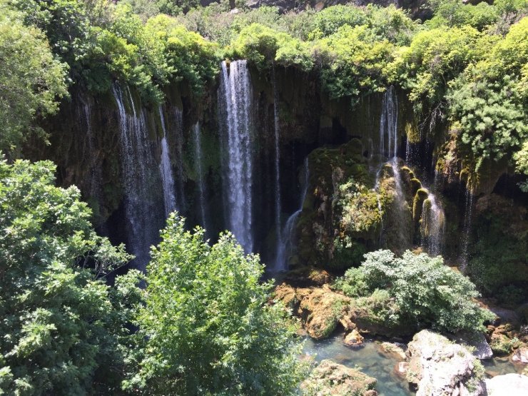 Doğa Harikası Şelale Ziyaretçi Akınına Uğruyor