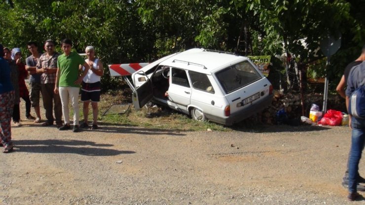 Kontrolden Çıkan Otomobil Yön Levhasına Çarptı