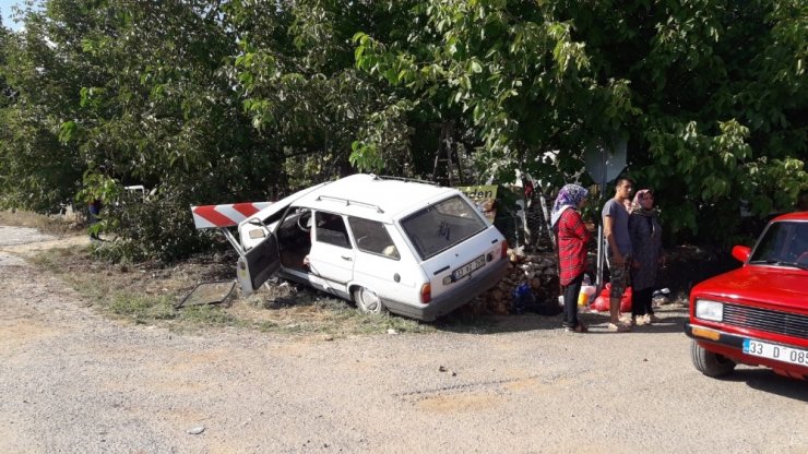 Kontrolden Çıkan Otomobil Yön Levhasına Çarptı