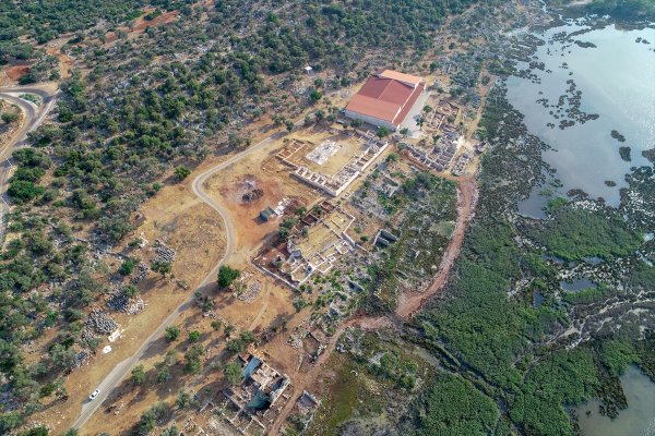 Bronz Tellerle Dikilmiş 