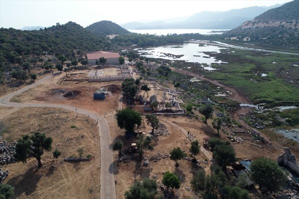 Bronz Tellerle Dikilmiş 