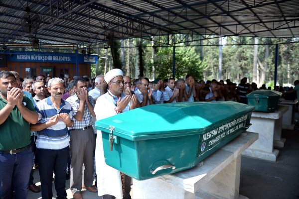 Denizde Boğulan Baba İle Oğlu Toprağa Verildi