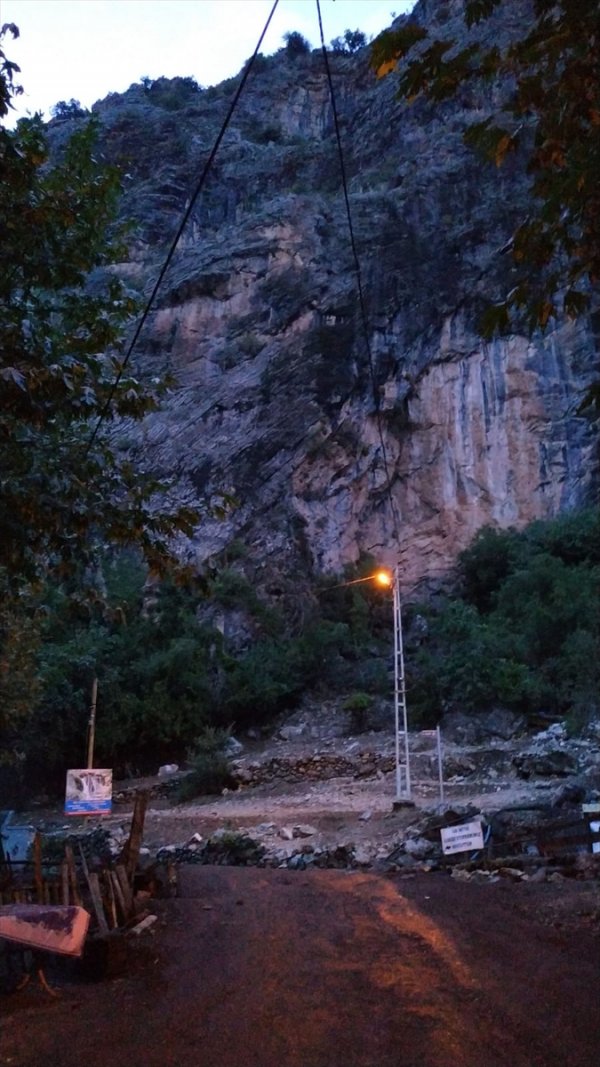 Kafasına Kaya Parçası Düşen Çocuk Ağır Yaralandı
