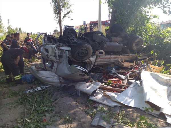 Beyşehir'de Sebze Yüklü Kamyonet Devrildi: 2 Yaralı