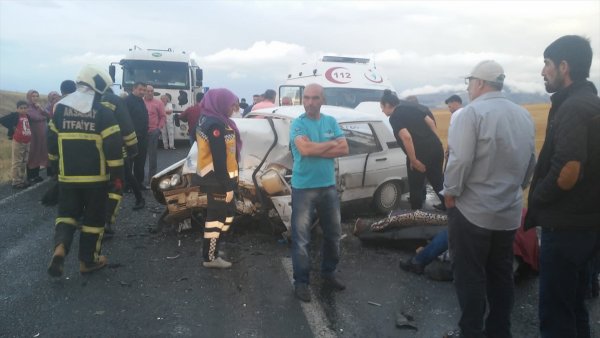 Aksaray'da Taksi İle Otomobil Çarpıştı: 1 Ölü, 1 Yaralı