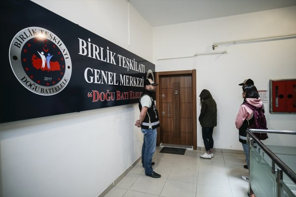 Devlet Büyüklerinin İsimlerini Kullanarak Dolandırdılar