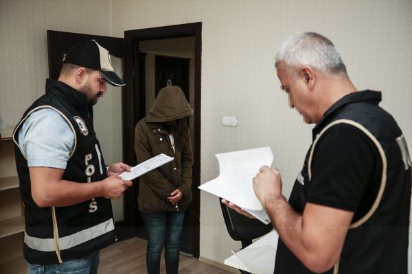 Devlet Büyüklerinin İsimlerini Kullanarak Dolandırdılar