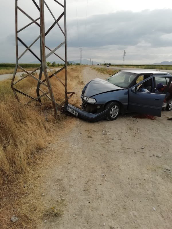 Karaman'da Otomobil Yüksek Gerilim Direğine Çarptı