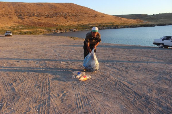 Acıgölde Gönüllü Çevre Temiziliği Yapıyor
