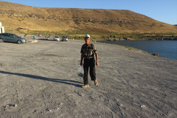 Acıgölde Gönüllü Çevre Temiziliği Yapıyor