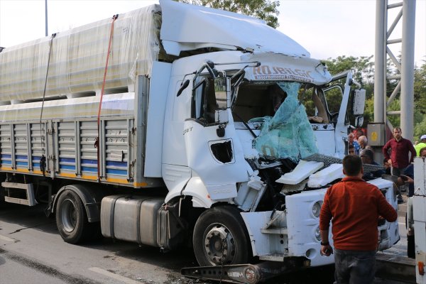 Eskişehir'de 6 Aracın Karıştığı Kazada 2 Kişi Yaralandı