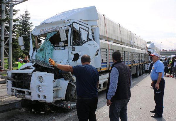 Eskişehir'de 6 Aracın Karıştığı Kazada 2 Kişi Yaralandı