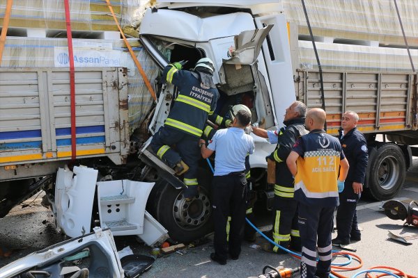 Eskişehir'de 6 Aracın Karıştığı Kazada 2 Kişi Yaralandı
