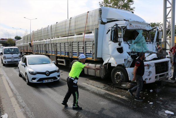 Eskişehir'de 6 Aracın Karıştığı Kazada 2 Kişi Yaralandı