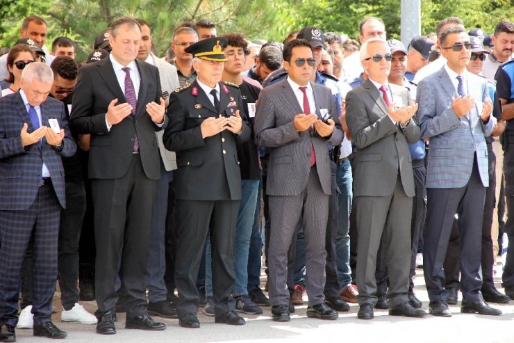 Kayserili Polis Geride Üçüzlerini Bıraktı
