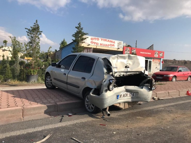 İşçi Servisi Otomobile Çarptı: 6 Yaralı