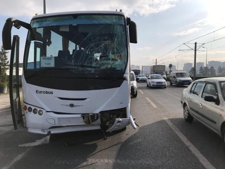 İşçi Servisi Otomobile Çarptı: 6 Yaralı